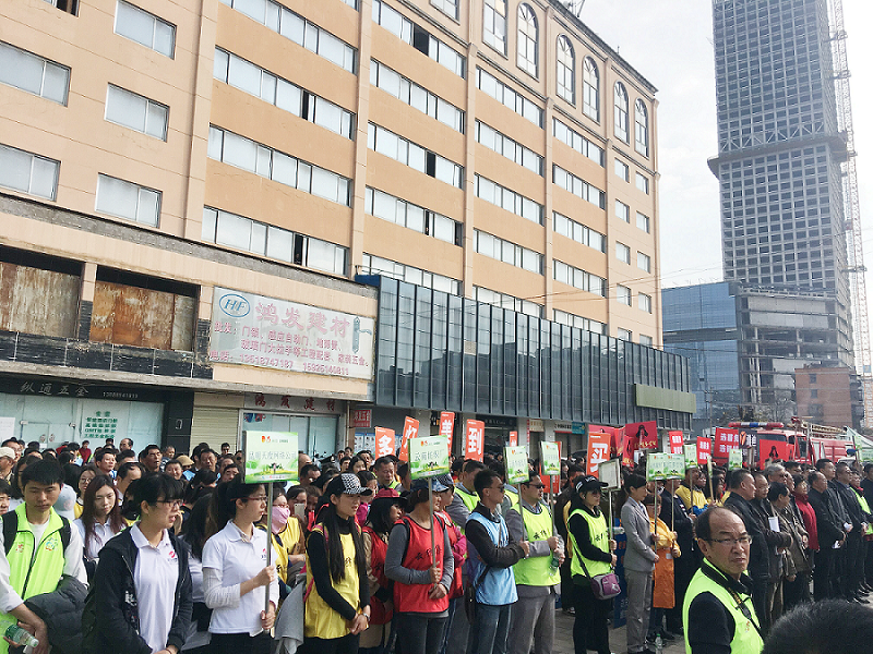 2017年3月5日，是我国第54个学雷锋纪念日。3月份的春天万物复苏，百花齐放。阳光透过淡薄的云层照耀着大地，它的万道金光愉快地普照着万物。春风拂面,是那么清柔,那么亲切,就像是雷锋的精神一直温暖着、鼓舞着我们!