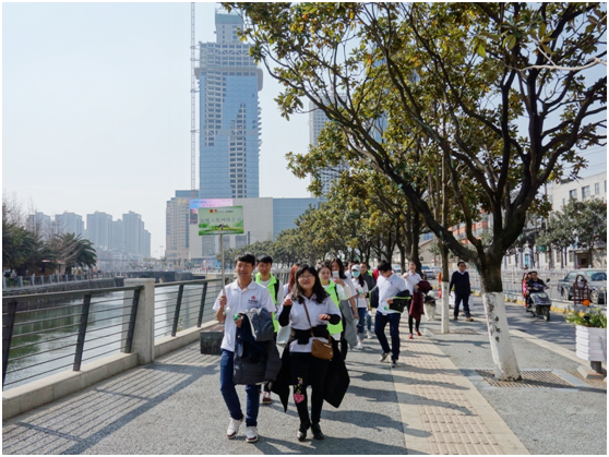 一路上，志愿者把“学雷锋践行动 树新风做好事 做志愿者”的精神传扬到大街小巷，把雷锋为人民服务的志愿精神带到城市的每个角落。